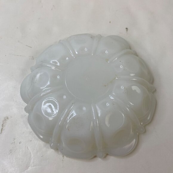 Vintage Anchor Hocking 1960s White Scalloped Edge Ashtray - Picture 3 of 5